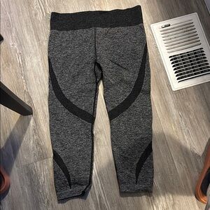🏖️❤️Fabletics Gray and Black Capris with Wide Waistband and Curved Paneling